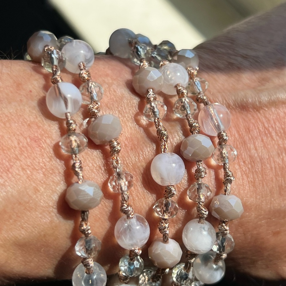 Rose Quartz and Glass Bead Bracelet with gold tone magnetic clasp